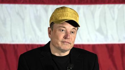 Elon Musk spricht im Rahmen einer Wahlkampfveranstaltung zur Unterstützung des republikanischen Präsidentschaftskandidaten und ehemaligen US-Präsidenten Trump (Symbolbild).