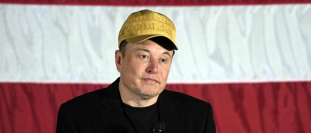 Elon Musk spricht im Rahmen einer Wahlkampfveranstaltung zur Unterstützung des republikanischen Präsidentschaftskandidaten und ehemaligen US-Präsidenten Trump (Symbolbild).