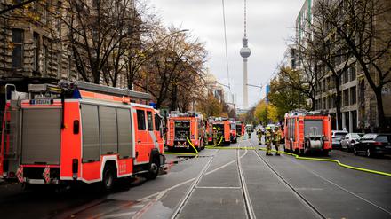 In Berlin-Mitte gibt es einen Brand mit vielen Verletzten, die Feuerwehr ist in einem größeren Einsatz. Im Erdgeschoss eines Geschäfts- und Wohngebäudes sei ein Feuer ausgebrochen, die Flammen breiteten sich bis in den ersten Stock aus, wie ein Feuerwehrsprecher sagte.  