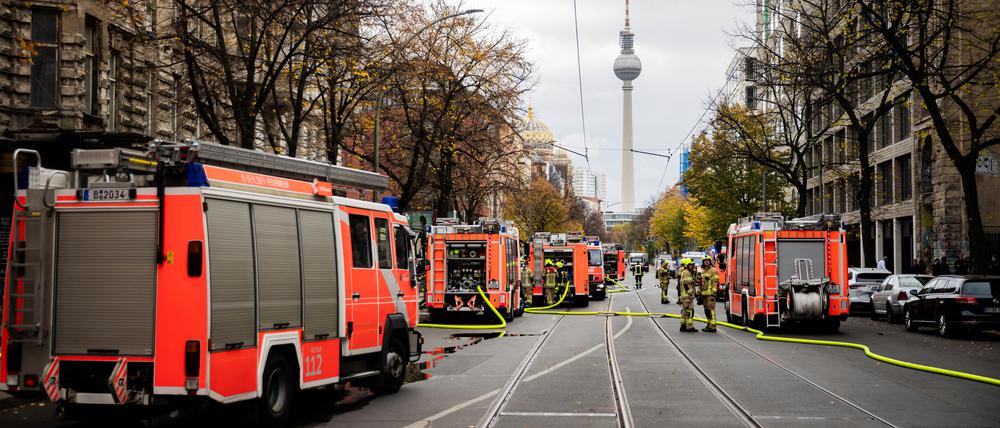 In Berlin-Mitte gibt es einen Brand mit vielen Verletzten, die Feuerwehr ist in einem größeren Einsatz. Im Erdgeschoss eines Geschäfts- und Wohngebäudes sei ein Feuer ausgebrochen, die Flammen breiteten sich bis in den ersten Stock aus, wie ein Feuerwehrsprecher sagte.