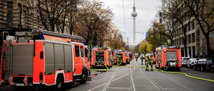 In Berlin-Mitte gibt es einen Brand mit vielen Verletzten, die Feuerwehr ist in einem größeren Einsatz. Im Erdgeschoss eines Geschäfts- und Wohngebäudes sei ein Feuer ausgebrochen, die Flammen breiteten sich bis in den ersten Stock aus, wie ein Feuerwehrsprecher sagte.  