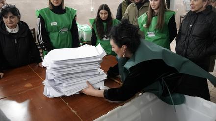 Mitglieder einer Wahlkommission bereiten sich nach den Parlamentswahlen in Georgien auf die Auszählung der Stimmzettel in einem Wahllokal in Tiflis vor (Symbolbild).