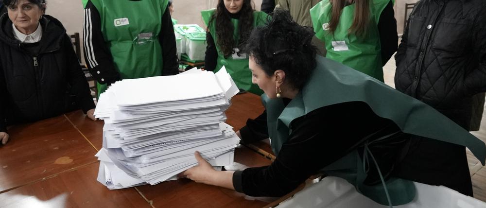 Mitglieder einer Wahlkommission bereiten sich nach den Parlamentswahlen in Georgien auf die Auszählung der Stimmzettel in einem Wahllokal in Tiflis vor (Symbolbild).