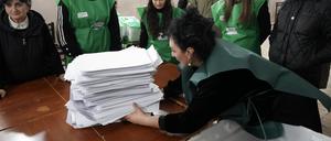 Mitglieder einer Wahlkommission bereiten sich nach den Parlamentswahlen in Georgien auf die Auszählung der Stimmzettel in einem Wahllokal in Tiflis vor (Symbolbild).