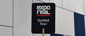 Die EXPO REAL ist die grösste internationale Fachmesse für Immobilien und Investitionen in Europa. Sie wird seit 1998 jährlich Anfang Oktober auf dem Gelände der Münchner Messe von der Messe München GmbH veranstaltet. Sie findet seit 4. bis zum 6. Oktober 2023 statt. Foto: Immobilienmesse, zweiter Messetag, Guided Tour *** EXPO REAL is the largest international trade fair for real estate and investment in Europe It has been held annually since 1998 at the beginning of October at the Munich Trade Fair Centre by Messe München GmbH It has been held since 4 to 6 October 2023 Photo Real Estate Fair, second day of the fair, Guided Tour