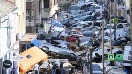 Von Regenfluten fortgespülte Autos in Sedavi, südlich von Valencia.