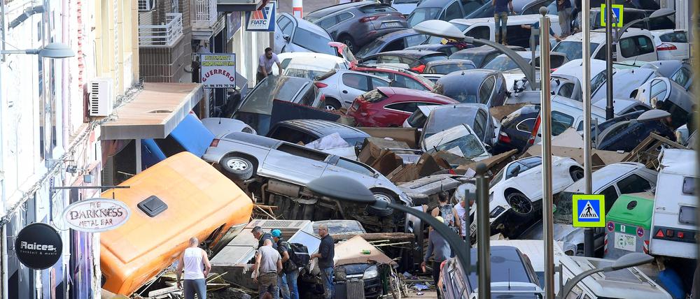 Von Regenfluten fortgespülte Autos in Sedavi, südlich von Valencia.