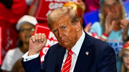 Der ehemalige US-Präsident und republikanische Präsidentschaftskandidat Donald Trump tanzt, als er eine Wahlkampfveranstaltung verlässt (Symbolbild).