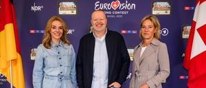 Inga Leschek (Chief Content Officer RTL Deutschland), Stefan Raab und Christine Strobl (ARD-Programmdirektorin) bei der Pressekonferenz von ARD und RTL zum deutschen ESC-Vorentscheid.