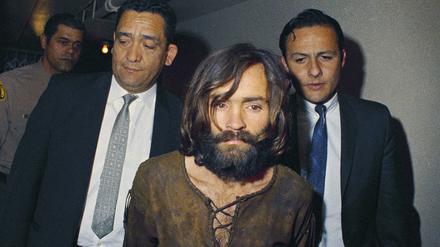 Der später wegen mehrfachen Mordes verurteilte US-Kriminelle Charles Manson wird 1969 zur Anklageverlesung im Zusammenhang mit dem Mord an der Schauspielerin Sharon Tate und weiterer gebracht.