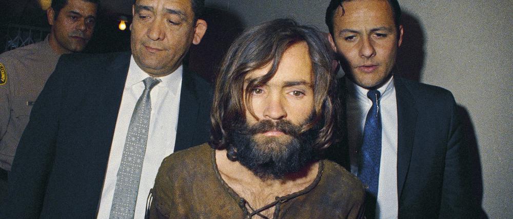 Der später wegen mehrfachen Mordes verurteilte US-Kriminelle Charles Manson wird 1969 zur Anklageverlesung im Zusammenhang mit dem Mord an der Schauspielerin Sharon Tate und weiterer gebracht.