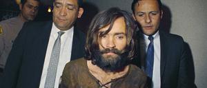 Der später wegen mehrfachen Mordes verurteilte US-Kriminelle Charles Manson wird 1969 zur Anklageverlesung im Zusammenhang mit dem Mord an der Schauspielerin Sharon Tate und weiterer gebracht.