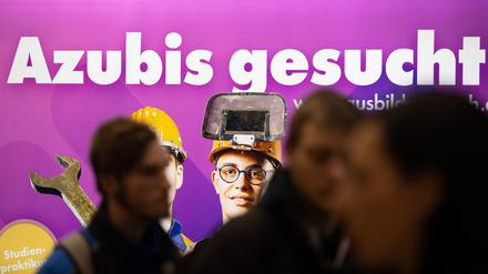 Viele Jugendliche sind in Berlin ohne Ausbildungsplatz - zugleich sind noch mehr als 1.000 Stellen unbesetzt. (Archivbild)