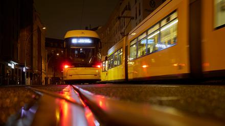 Der E-Scooter-Fahrer übersah beim Verlassen einer Baustelle die Tram. (Symbolbild)