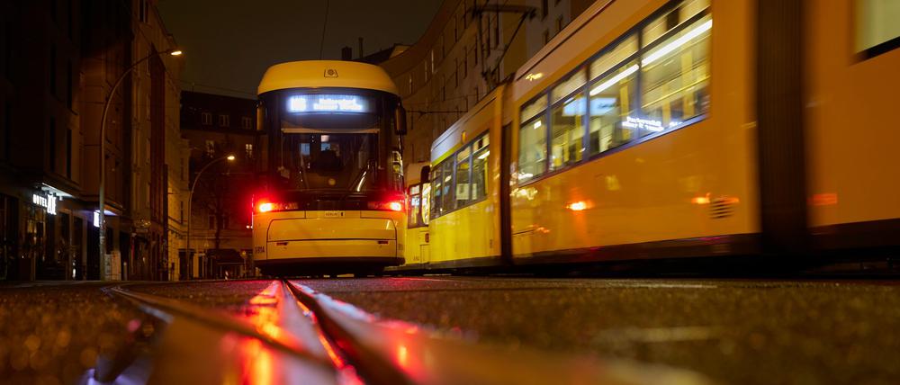 Der E-Scooter-Fahrer übersah beim Verlassen einer Baustelle die Tram. (Symbolbild)