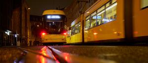 Der E-Scooter-Fahrer übersah beim Verlassen einer Baustelle die Tram. (Symbolbild)
