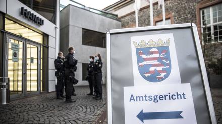 Der Vater des Hanauer Attentäters ist wegen Volksverhetzung, Beleidigung, Nötigung und anderer Delikte zu einer Geldstrafe von 21.600 Euro verurteilt worden (Symbolbild).