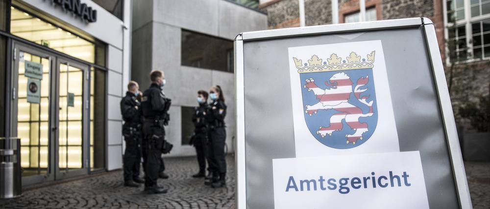 Der Vater des Hanauer Attentäters ist wegen Volksverhetzung, Beleidigung, Nötigung und anderer Delikte zu einer Geldstrafe von 21.600 Euro verurteilt worden (Symbolbild).