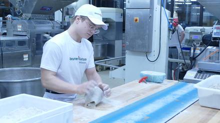 Ein Azubi der Berliner Bio-Bäckerei Beumer & Lutum bei der Arbeit in der Neuköllner Backstube.
