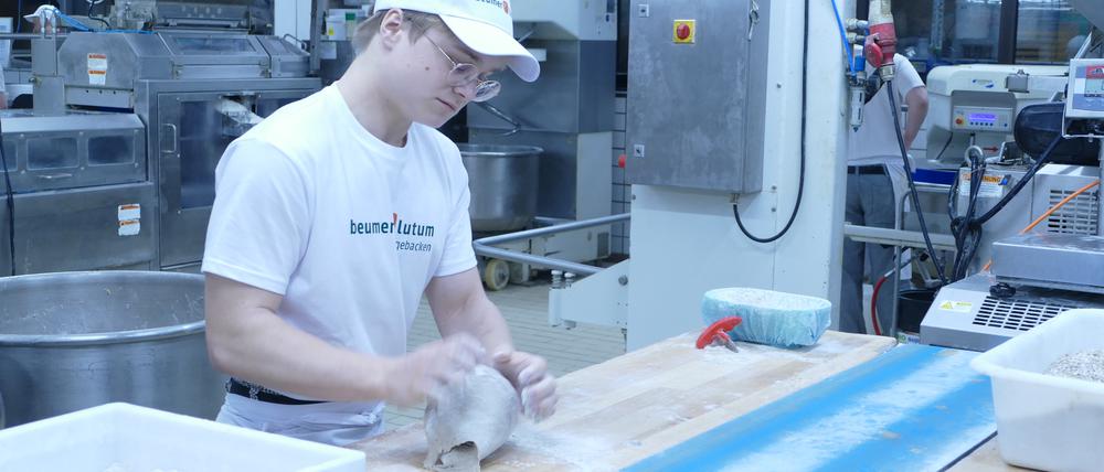 Ein Azubi der Berliner Bio-Bäckerei Beumer & Lutum bei der Arbeit in der Neuköllner Backstube.