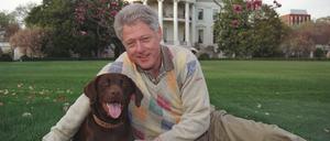 Bill Clinton und sein Hund Buddy auf dem Rasen vor dem Weißen Haus. 
