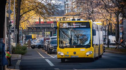 Bei der BVG verdienen neue Busfahrer mit Führerschein 2806 Euro brutto, ohne Zuschläge für Arbeit in der Nacht oder an Wochenenden.