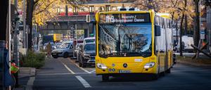 Bei der BVG verdienen neue Busfahrer mit Führerschein 2806 Euro brutto, ohne Zuschläge für Arbeit in der Nacht oder an Wochenenden.
