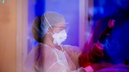 Eine Intensivfachpflegerin betreut auf der Intensivstation des Gemeinschaftskrankenhauses Havelhöhe einen Covid-19-Patienten.