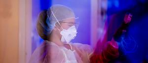 Eine Intensivfachpflegerin betreut auf der Intensivstation des Gemeinschaftskrankenhauses Havelhöhe einen Covid-19-Patienten.