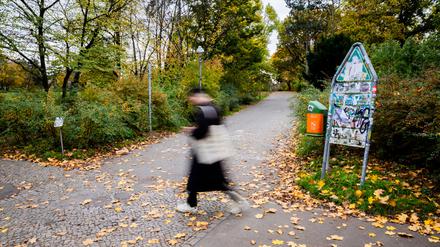Der Eingang zum Park Thomashöhe in Berlin-Neukölln, wo am Abend zuvor Sprengstoff von Experten kontrolliert gesprengt wurde. 