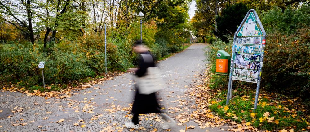 Der Eingang zum Park Thomashöhe in Berlin-Neukölln, wo am Abend zuvor Sprengstoff von Experten kontrolliert gesprengt wurde. 