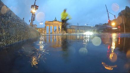 Das Brandenburger Tor in der Dämmerung im Regen. 