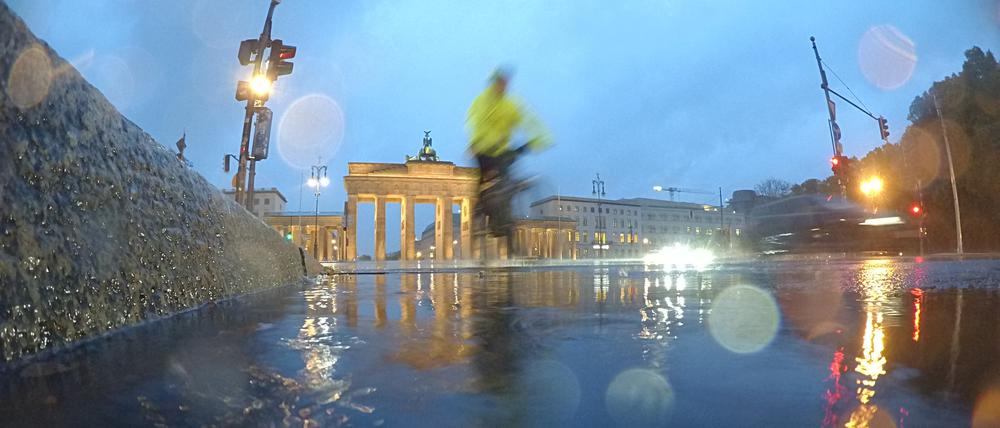 Das Brandenburger Tor in der Dämmerung im Regen.
