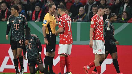 Die Mainzer waren mit der Spielführung von Sascha Stegemann beim 0:4 gegen den FC Bayern überhaupt nicht einverstanden.