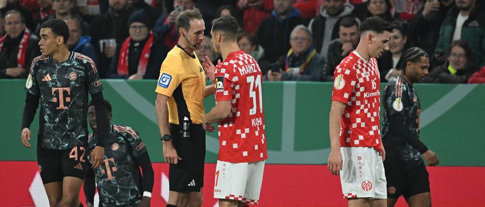 Die Mainzer waren mit der Spielführung von Sascha Stegemann beim 0:4 gegen den FC Bayern überhaupt nicht einverstanden.