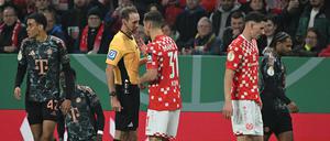Die Mainzer waren mit der Spielführung von Sascha Stegemann beim 0:4 gegen den FC Bayern überhaupt nicht einverstanden.