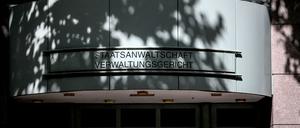 Das Verwaltungsgericht prüft eine Klage des Internetportals „FragDenStaat“ gegen die Polizei. (Archivbild)