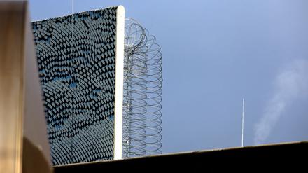 Bayern, Gablingen: Die Innenseite des Haupteingangs der Justizvollzugsanstalt (JVA) ist mit Klingendraht gesichert. Der JVA Augsburg-Gablingen wird die Misshandlung von Häftlingen vorgeworfen.