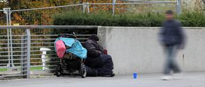 Obdachlos Potsdam. Obdachloser auf der Langen Brücke in Potsdam.