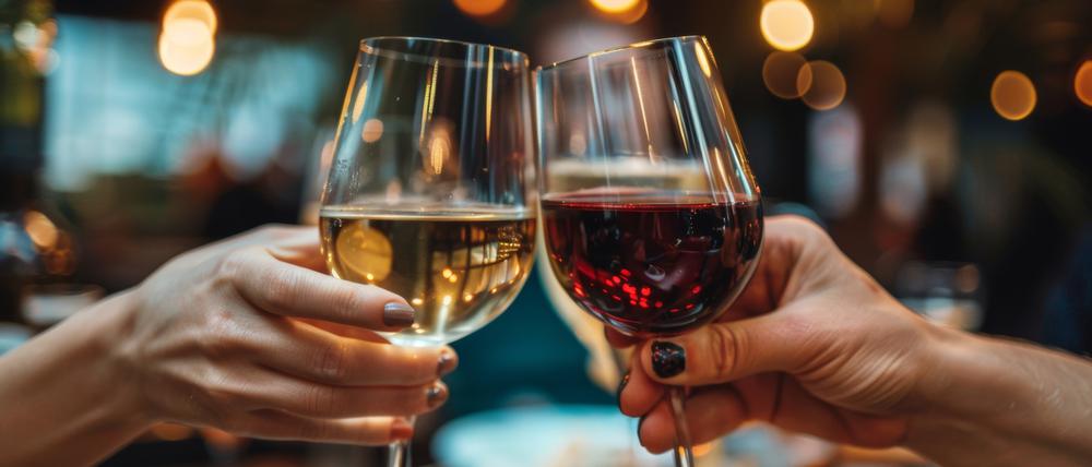 Toast unter Freunden. Solange es nicht schwappt, darf man ruhig anstoßen miteinander.