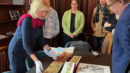 Heidi Küttner-Neuhaus und André Schmitz, der Vorsitzende des Vereins der Freunde der Staatsbibliothek zu Berlin, Mitte Oktober bei der Übergabe der Sammlung von Stefan Neuhaus.
