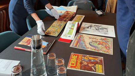 Heidi Küttner-Neuhaus und André Schmitz, der Vorsitzende des Vereins der Freunde der Staatsbibliothek zu Berlin, Mitte Oktober bei der Übergabe der Sammlung von Stefan Neuhaus.