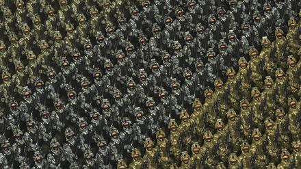 Auf diesem von der nordkoreanischen Regierung über die Koreanische Zentrale Nachrichtenagentur (KCNA) verbreiteten Foto marschieren Soldaten während einer Militärparade (Archivfoto).