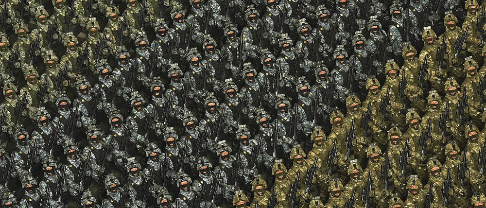 Auf diesem von der nordkoreanischen Regierung über die Koreanische Zentrale Nachrichtenagentur (KCNA) verbreiteten Foto marschieren Soldaten während einer Militärparade (Archivfoto).