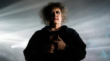Die Band The Cure mit Frontmann Robert Smith bei einem Konzert in der Hamburger Barclays Arena im Jahr 2022.