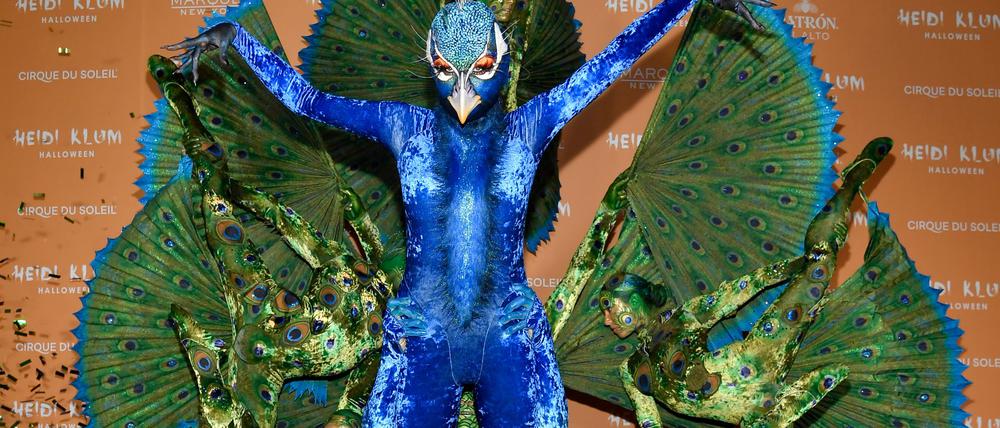 Ein schillernder Pfau - Heidi Klum bei ihrer jährlichen Halloween-Party 2023. (Archivbild)