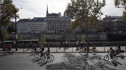 Frankreich, Paris: Fahrradfahrer fahren auf einer autofreien Straße entlang der Seine. Um den Autoverkehr zurückzudrängen und mehr Raum für Radfahrer und Fußgänger zu schaffen, richtet Paris im Zentrum eine verkehrsberuhigte Zone ein.