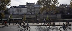 Frankreich, Paris: Fahrradfahrer fahren auf einer autofreien Straße entlang der Seine. Um den Autoverkehr zurückzudrängen und mehr Raum für Radfahrer und Fußgänger zu schaffen, richtet Paris im Zentrum eine verkehrsberuhigte Zone ein.