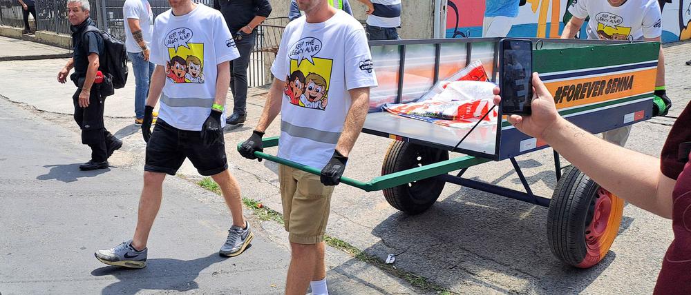Auch Vettel muss den Wagen, in dem der Müll gesammelt wird, fahren. 