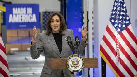 Die demokratische Präsidentschaftskandidatin Kamala Harris auf „Blue Wall“-Tour, hier bei Hemlock Semiconductor in Saginaw, Michigan. 